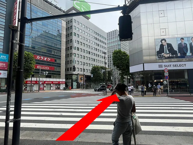 After leaving the station, cross the street and walk about 220 meters.